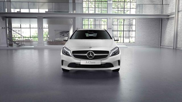 Mercedes-Benz A-KLASSE 180 Ambition | Stylepakket | Acteruitrijcamera | Navigagtie | Sportstoelen |