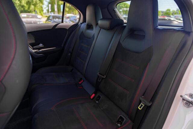 Mercedes-Benz A-KLASSE 180 AMG line | Panorama-schuifdak | Apple carplay | Achteruitrijcamera | Stoelverwarming | Dode hoek |