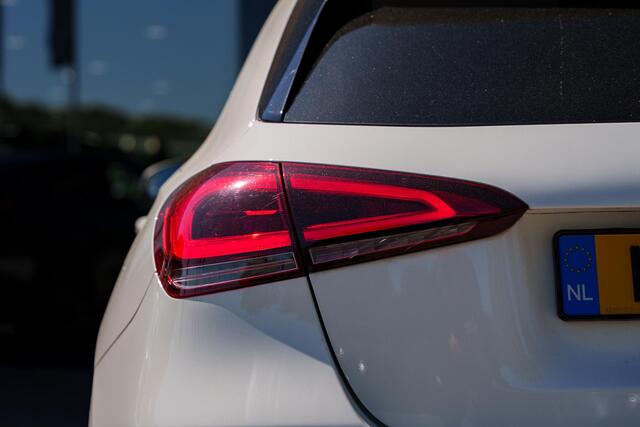 Mercedes-Benz A-KLASSE 180 AMG line | Panorama-schuifdak | Apple carplay | Achteruitrijcamera | Stoelverwarming | Dode hoek |