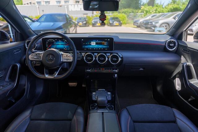 Mercedes-Benz A-KLASSE 180 AMG line | Panorama-schuifdak | Apple carplay | Achteruitrijcamera | Stoelverwarming | Dode hoek |