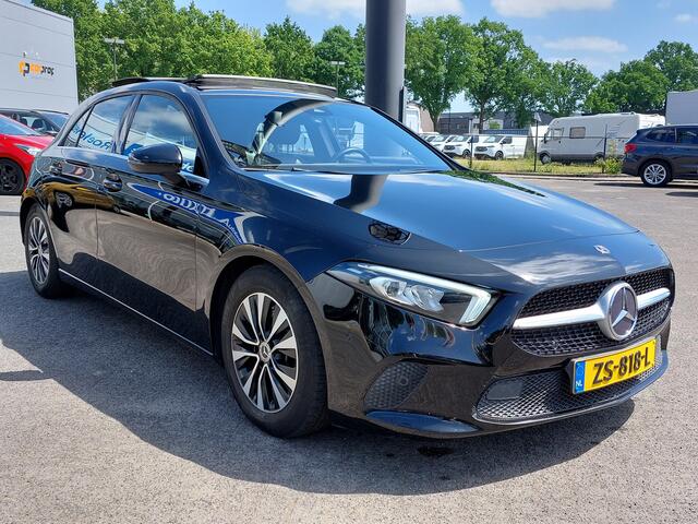 Mercedes-Benz A-KLASSE 180 136pk Automaat Business Solution | 1ste Eigenaar | Navi | Apple Carplay | Clima | Cruise | Panorama Schuifdak | Led Koplampen | Stoelverwarming | Pdc V+A+Assist+Camera | Trekhaak | 16''lm