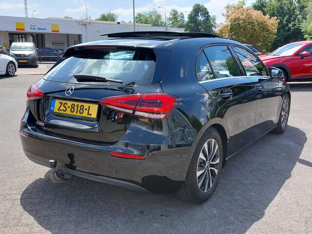 Mercedes-Benz A-KLASSE 180 136pk Automaat Business Solution | 1ste Eigenaar | Navi | Apple Carplay | Clima | Cruise | Panorama Schuifdak | Led Koplampen | Stoelverwarming | Pdc V+A+Assist+Camera | Trekhaak | 16''lm