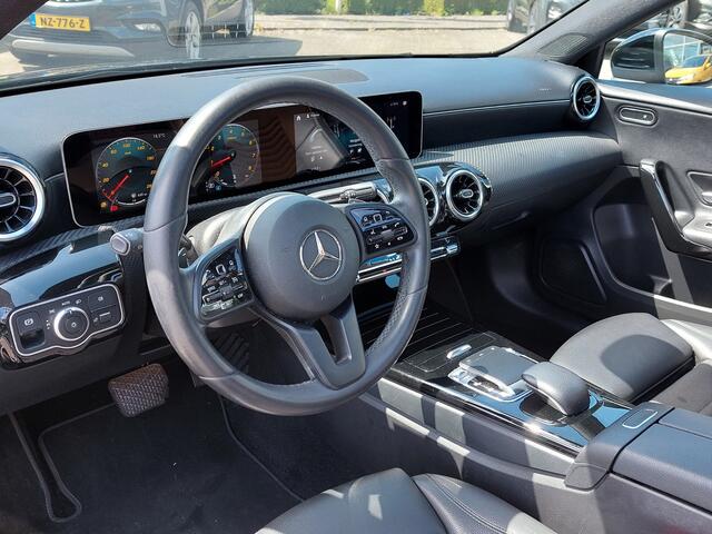 Mercedes-Benz A-KLASSE 180 136pk Automaat Business Solution | 1ste Eigenaar | Navi | Apple Carplay | Clima | Cruise | Panorama Schuifdak | Led Koplampen | Stoelverwarming | Pdc V+A+Assist+Camera | Trekhaak | 16''lm