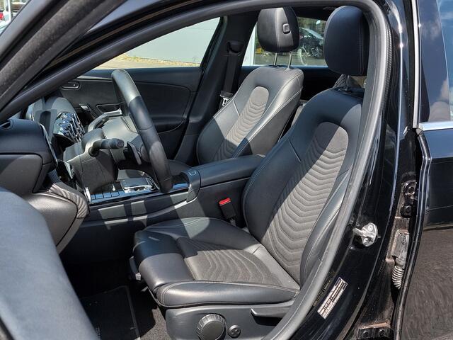 Mercedes-Benz A-KLASSE 180 136pk Automaat Business Solution | 1ste Eigenaar | Navi | Apple Carplay | Clima | Cruise | Panorama Schuifdak | Led Koplampen | Stoelverwarming | Pdc V+A+Assist+Camera | Trekhaak | 16''lm