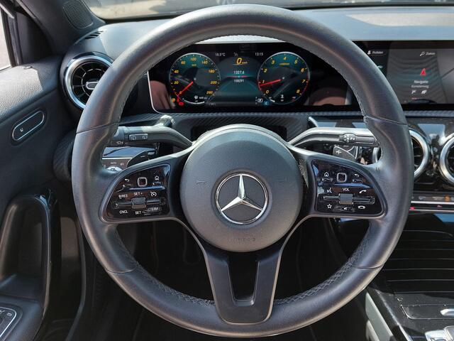 Mercedes-Benz A-KLASSE 180 136pk Automaat Business Solution | 1ste Eigenaar | Navi | Apple Carplay | Clima | Cruise | Panorama Schuifdak | Led Koplampen | Stoelverwarming | Pdc V+A+Assist+Camera | Trekhaak | 16''lm