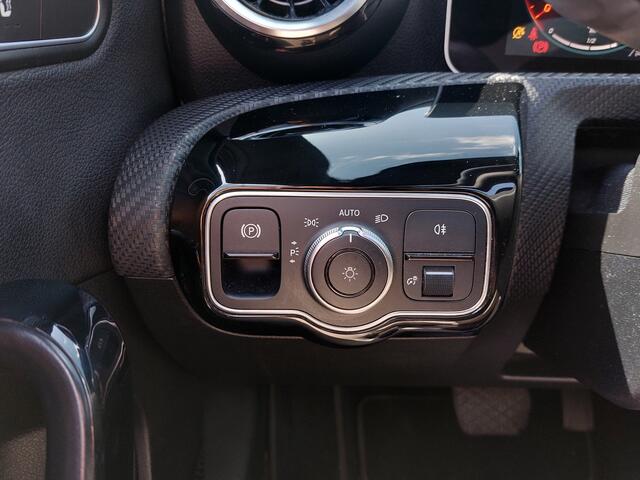 Mercedes-Benz A-KLASSE 180 136pk Automaat Business Solution | 1ste Eigenaar | Navi | Apple Carplay | Clima | Cruise | Panorama Schuifdak | Led Koplampen | Stoelverwarming | Pdc V+A+Assist+Camera | Trekhaak | 16''lm