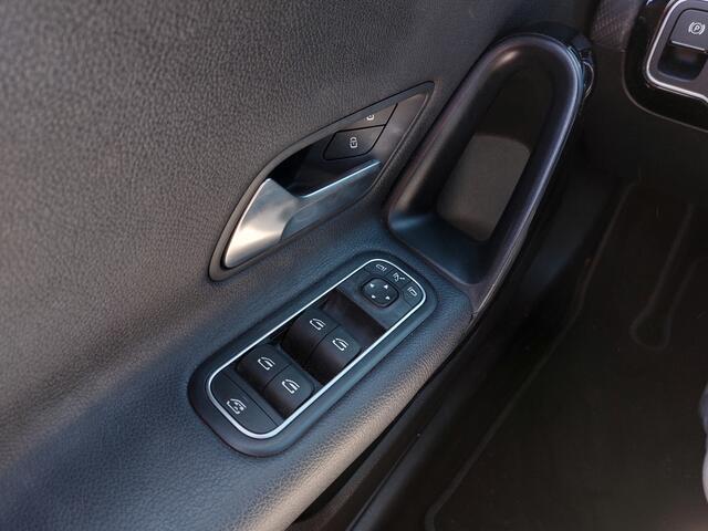 Mercedes-Benz A-KLASSE 180 136pk Automaat Business Solution | 1ste Eigenaar | Navi | Apple Carplay | Clima | Cruise | Panorama Schuifdak | Led Koplampen | Stoelverwarming | Pdc V+A+Assist+Camera | Trekhaak | 16''lm