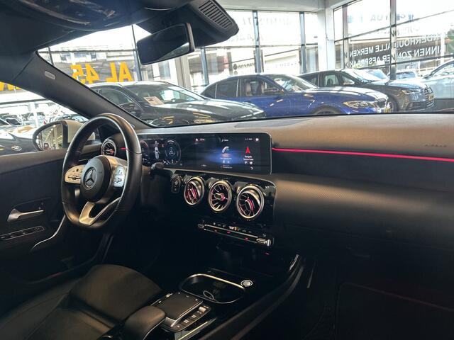 Mercedes-Benz A-KLASSE 200 Premium Plus AMG | Panoramadak | Sfeerverlichting | Volledig digital dashboard | Lederen/Alcantara bekleding | Adaptieve demping | Lane assist | Cruise control | Climate control | Stoelverwarming | Navigatie | 18''INCH