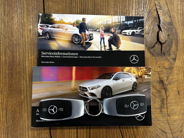 Mercedes-Benz A-KLASSE 200 Premium Plus AMG | Panoramadak | Sfeerverlichting | Volledig digital dashboard | Lederen/Alcantara bekleding | Adaptieve demping | Lane assist | Cruise control | Climate control | Stoelverwarming | Navigatie | 18''INCH
