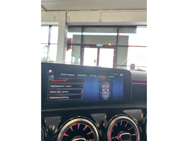 Mercedes-Benz A-KLASSE 200 Premium Plus AMG | Panoramadak | Sfeerverlichting | Volledig digital dashboard | Lederen/Alcantara bekleding | Adaptieve demping | Lane assist | Cruise control | Climate control | Stoelverwarming | Navigatie | 18''INCH