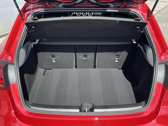Mercedes-Benz A-KLASSE 180 Star Edition AMG LIMITED | Night Pakket | Panoramadak | Apple CarPlay | Android Auto | Sfeerverlichting | Stoelverwarming | Parkeersensoren | Achteruitrijcamera | Elektrisch Inklapbare Buitenspiegels
