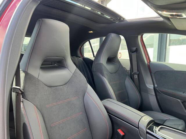 Mercedes-Benz A-KLASSE 180 Star Edition AMG LIMITED | Night Pakket | Panoramadak | Apple CarPlay | Android Auto | Sfeerverlichting | Stoelverwarming | Parkeersensoren | Achteruitrijcamera | Elektrisch Inklapbare Buitenspiegels