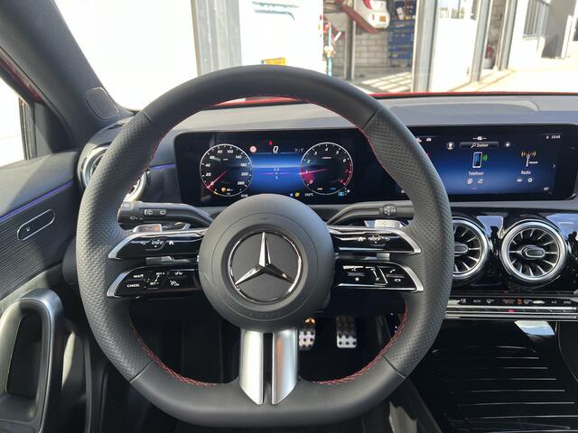 Mercedes-Benz A-KLASSE 180 Star Edition AMG LIMITED | Night Pakket | Panoramadak | Apple CarPlay | Android Auto | Sfeerverlichting | Stoelverwarming | Parkeersensoren | Achteruitrijcamera | Elektrisch Inklapbare Buitenspiegels