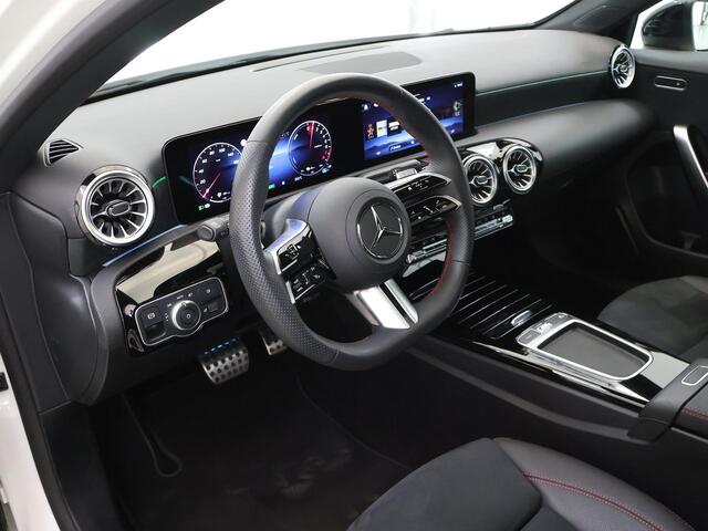 Mercedes-Benz A-KLASSE 250 e Star Edition AMG Line | Night | Panoramadak | Multibeam | Sfeerverlichting | Stoelverwarming |