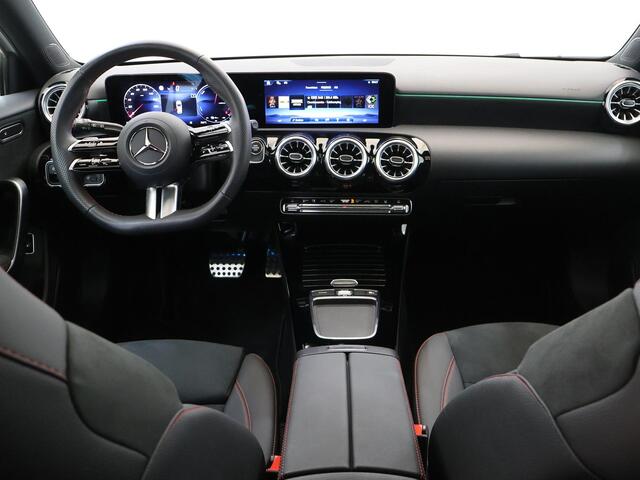 Mercedes-Benz A-KLASSE 250 e Star Edition AMG Line | Night | Panoramadak | Multibeam | Sfeerverlichting | Stoelverwarming |