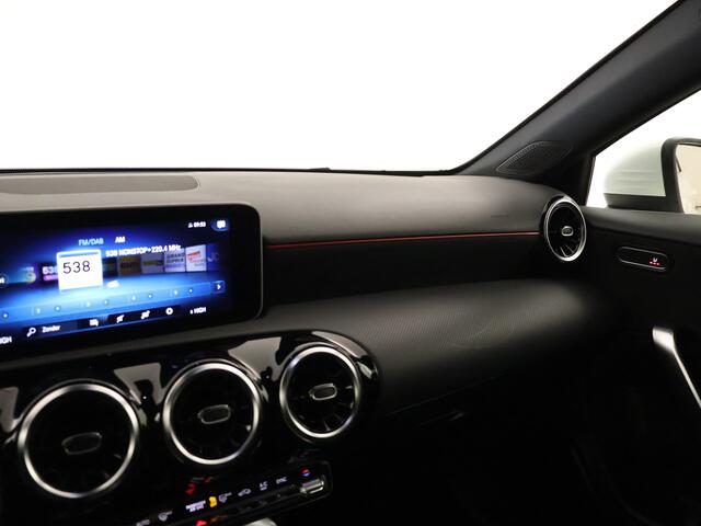 Mercedes-Benz A-KLASSE 180 Business Solution AMG | Navigatie | Camera | Pakeersensoren | Stoelverwarming | Cruise Control | Inclusief 24 maanden MB Certified garantie voor Europa.