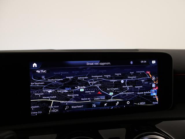 Mercedes-Benz A-KLASSE 180 Business Solution AMG | Navigatie | Camera | Pakeersensoren | Stoelverwarming | Cruise Control | Inclusief 24 maanden MB Certified garantie voor Europa.