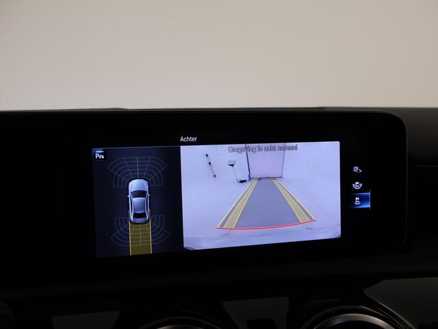 Mercedes-Benz A-KLASSE 180 Business Solution AMG | Navigatie | Camera | Pakeersensoren | Stoelverwarming | Cruise Control | Inclusief 24 maanden MB Certified garantie voor Europa.
