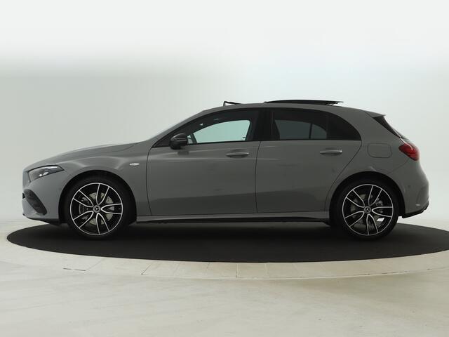 Mercedes-Benz A-KLASSE 250 e Business Solution AMG | Nightpakket | AMG Line Plus pakket | Parkeerpakket met 360°-camera | Dodehoekassistent | Winter pakket | Antidiefstalpakket URBAN GUARD PLUS | Head-up display | KEYLESS GO |