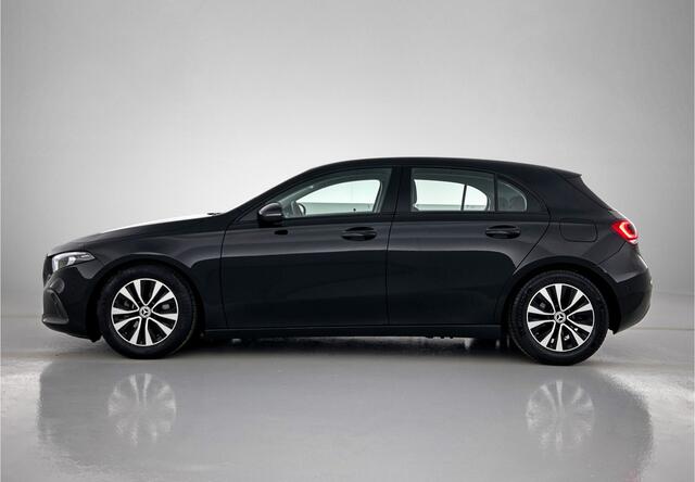 Mercedes-Benz A-KLASSE 160 Business Solution Lichtmetalen velgen | wide screen | Navigatie | Parking support met camera achter | Inclusief 24 maanden Mercedes-Benz Certified garantie voor Europa.