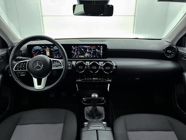 Mercedes-Benz A-KLASSE 160 Business Solution Lichtmetalen velgen | wide screen | Navigatie | Parking support met camera achter | Inclusief 24 maanden Mercedes-Benz Certified garantie voor Europa.