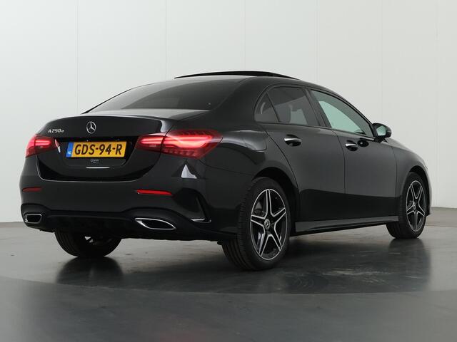 Mercedes-Benz A-KLASSE 250 e Star Edition AMG Line | Panoramaschuifdak | Nightpakket | Sfeerverlichting | MULTIBEAM LED | Stoelverwarming | Dodehoekassistent |