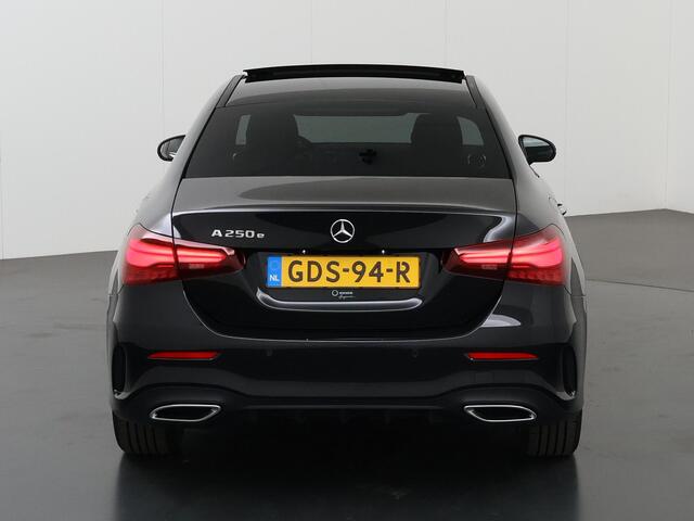 Mercedes-Benz A-KLASSE 250 e Star Edition AMG Line | Panoramaschuifdak | Nightpakket | Sfeerverlichting | MULTIBEAM LED | Stoelverwarming | Dodehoekassistent |