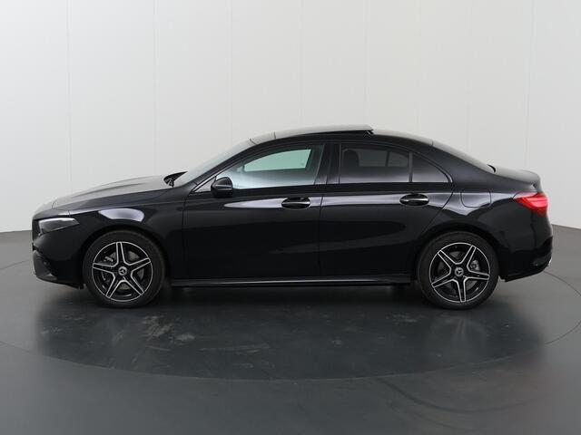 Mercedes-Benz A-KLASSE 250 e Star Edition AMG Line | Panoramaschuifdak | Nightpakket | Sfeerverlichting | MULTIBEAM LED | Stoelverwarming | Dodehoekassistent |