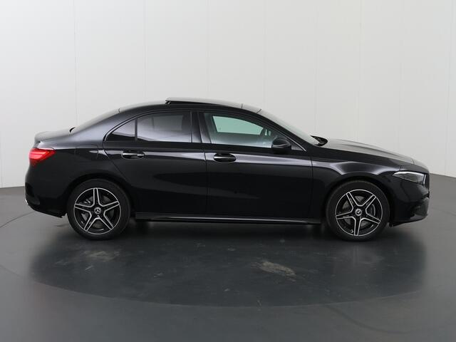 Mercedes-Benz A-KLASSE 250 e Star Edition AMG Line | Panoramaschuifdak | Nightpakket | Sfeerverlichting | MULTIBEAM LED | Stoelverwarming | Dodehoekassistent |