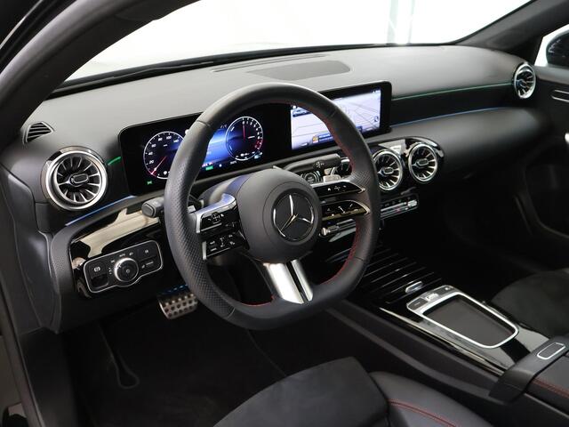 Mercedes-Benz A-KLASSE 250 e Star Edition AMG Line | Panoramaschuifdak | Nightpakket | Sfeerverlichting | MULTIBEAM LED | Stoelverwarming | Dodehoekassistent |