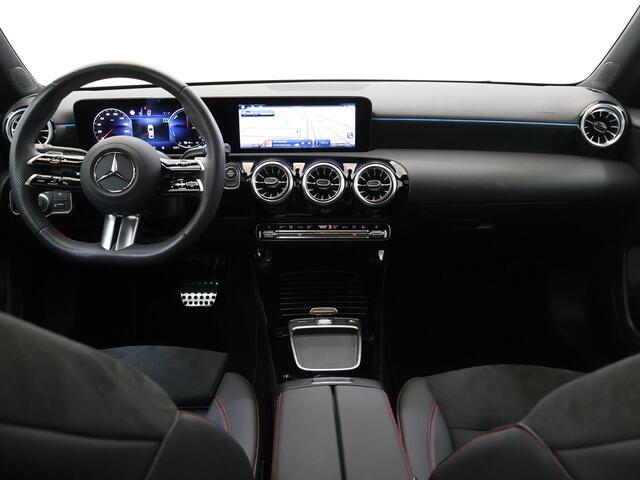 Mercedes-Benz A-KLASSE 250 e Star Edition AMG Line | Panoramaschuifdak | Nightpakket | Sfeerverlichting | MULTIBEAM LED | Stoelverwarming | Dodehoekassistent |