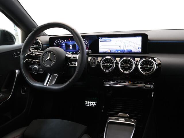 Mercedes-Benz A-KLASSE 250 e Star Edition AMG Line | Panoramaschuifdak | Nightpakket | Sfeerverlichting | MULTIBEAM LED | Stoelverwarming | Dodehoekassistent |