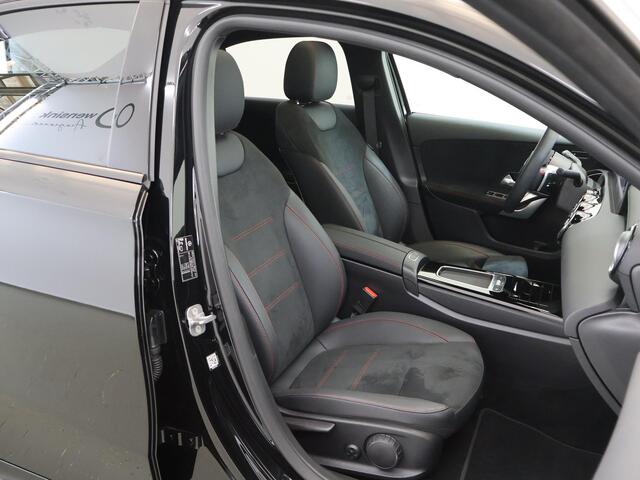 Mercedes-Benz A-KLASSE 250 e Star Edition AMG Line | Panoramaschuifdak | Nightpakket | Sfeerverlichting | MULTIBEAM LED | Stoelverwarming | Dodehoekassistent |