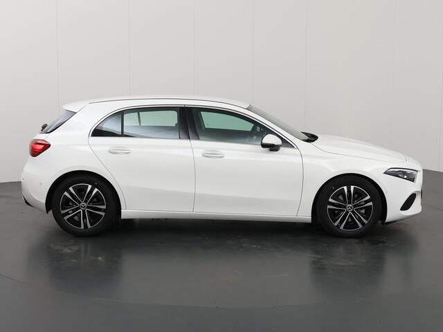 Mercedes-Benz A-KLASSE 180 Star Edition Luxury Line | Led verlichting | Achteruitrijcamera | Zitcomfortpakket | Sfeerverlichting | facelift type