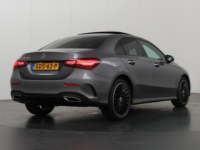 Mercedes-Benz A-KLASSE 250 e AMG Line | Panoramadak | Night | Sfeerverlichting | Achteruitrijcamera | Stuurverwarming