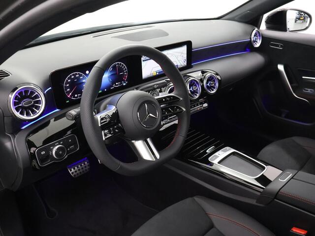 Mercedes-Benz A-KLASSE 250 e AMG Line | Panoramadak | Night | Sfeerverlichting | Achteruitrijcamera | Stuurverwarming