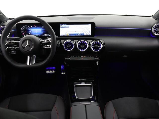 Mercedes-Benz A-KLASSE 250 e AMG Line | Panoramadak | Night | Sfeerverlichting | Achteruitrijcamera | Stuurverwarming
