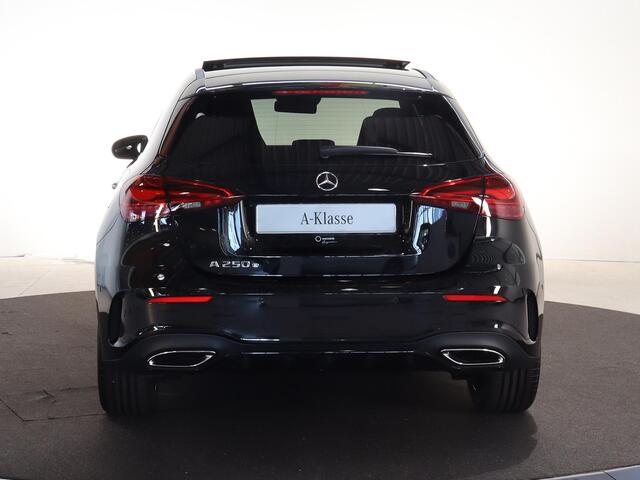 Mercedes-Benz A-KLASSE 250 e Business Solution AMG | Nightpakket | 19-Inch | 360 graden camera | Panoramadak | Stoelverwarming | Apple Car Play | Dodehoek assistent |