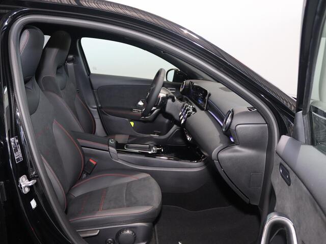 Mercedes-Benz A-KLASSE 250 e Business Solution AMG | Nightpakket | 19-Inch | 360 graden camera | Panoramadak | Stoelverwarming | Apple Car Play | Dodehoek assistent |