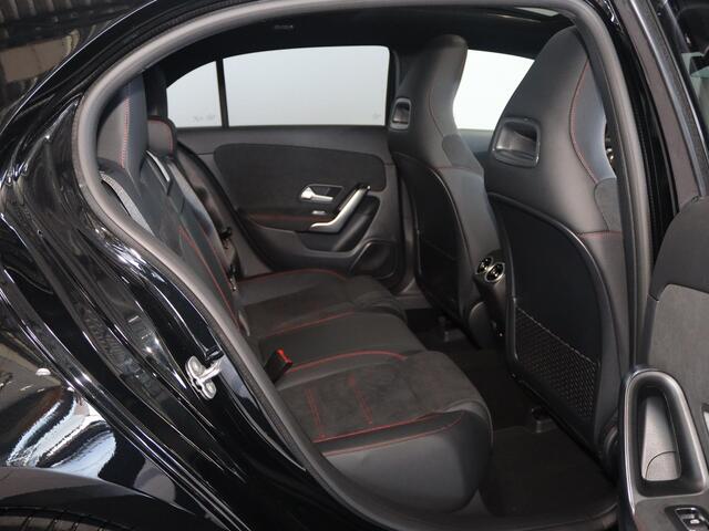 Mercedes-Benz A-KLASSE 250 e Business Solution AMG | Nightpakket | 19-Inch | 360 graden camera | Panoramadak | Stoelverwarming | Apple Car Play | Dodehoek assistent |