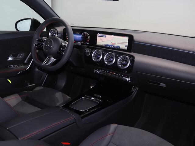 Mercedes-Benz A-KLASSE 250 e Business Solution AMG | Nightpakket | 19-Inch | 360 graden camera | Panoramadak | Stoelverwarming | Apple Car Play | Dodehoek assistent |