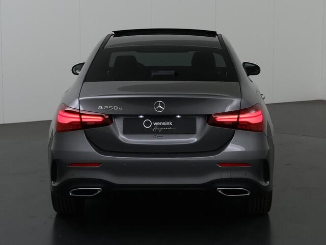 Mercedes-Benz A-KLASSE Limousine 250 e Business Solution AMG | Panoramadak | Night pakket | 19 Inch AMG | DAB+