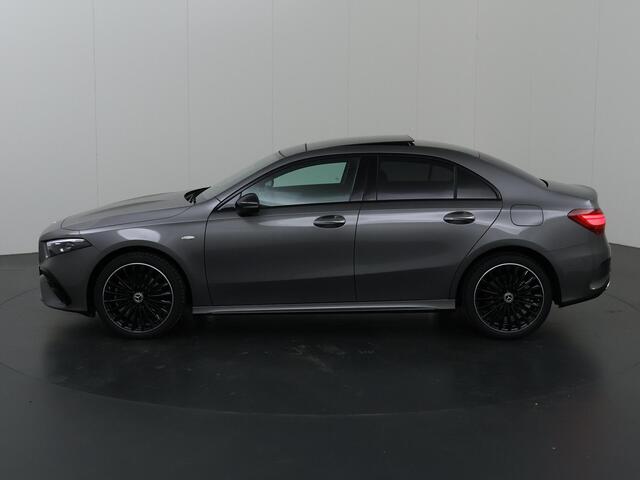 Mercedes-Benz A-KLASSE Limousine 250 e Business Solution AMG | Panoramadak | Night pakket | 19 Inch AMG | DAB+