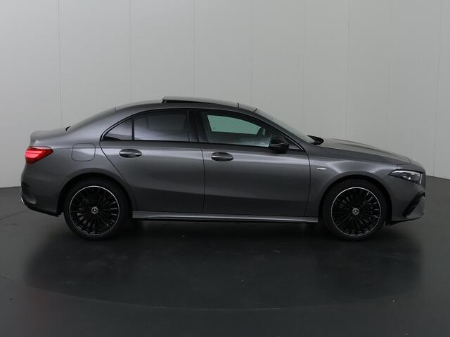 Mercedes-Benz A-KLASSE Limousine 250 e Business Solution AMG | Panoramadak | Night pakket | 19 Inch AMG | DAB+