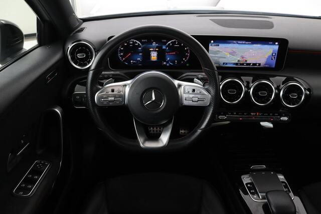 Mercedes-Benz A-KLASSE 180 AMG Night Upgrade | Panoramadak | DAB+ | Widescreen | Stoelverwarming | Camera | Navigatie | Park Assist | Full LED