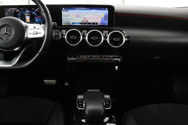 Mercedes-Benz A-KLASSE 180 AMG Night Upgrade | Panoramadak | DAB+ | Widescreen | Stoelverwarming | Camera | Navigatie | Park Assist | Full LED