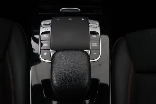 Mercedes-Benz A-KLASSE 180 AMG Night Upgrade | Panoramadak | DAB+ | Widescreen | Stoelverwarming | Camera | Navigatie | Park Assist | Full LED