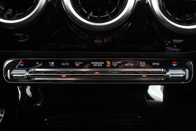 Mercedes-Benz A-KLASSE 180 AMG Night Upgrade | Panoramadak | DAB+ | Widescreen | Stoelverwarming | Camera | Navigatie | Park Assist | Full LED
