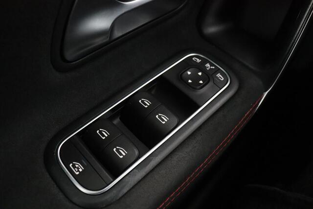 Mercedes-Benz A-KLASSE 180 AMG Night Upgrade | Panoramadak | DAB+ | Widescreen | Stoelverwarming | Camera | Navigatie | Park Assist | Full LED