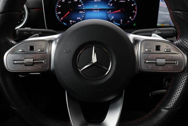 Mercedes-Benz A-KLASSE 180 AMG Night Upgrade | Panoramadak | DAB+ | Widescreen | Stoelverwarming | Camera | Navigatie | Park Assist | Full LED